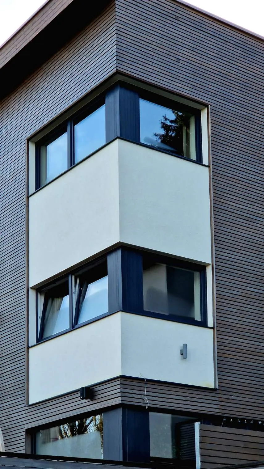 Detail fasády – šedý modřín